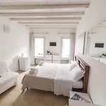 Academia Aparthotel 3*